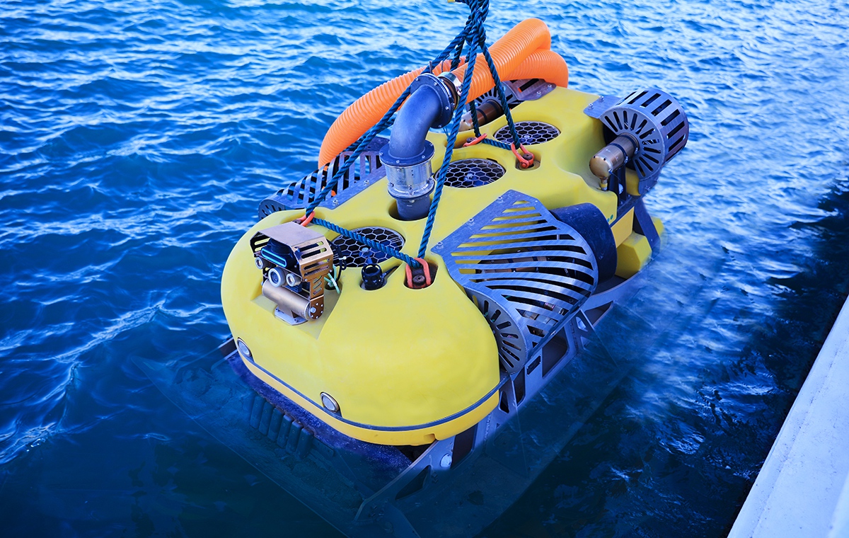Underwater cleaning robot
